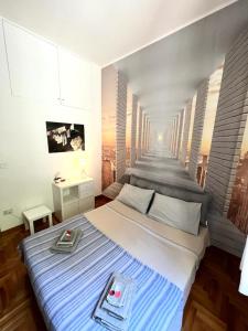 ナポリにあるB&B Michelangeloのベッドルーム1室(大型ベッド1台付)、長い廊下が備わります。