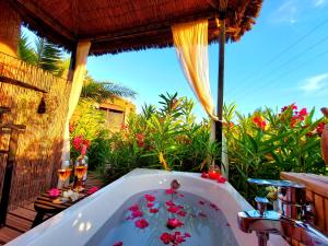 una bañera en un patio con flores en DDG Retreat, en Casares