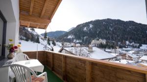 einen Balkon mit Blick auf einen verschneiten Berg in der Unterkunft Haus Lutz in Nauders