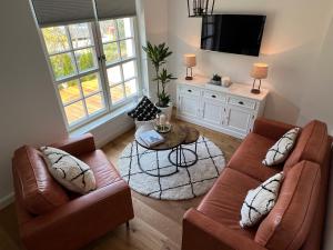 een woonkamer met twee banken en een tafel bij stilvolle Ferienwohnung Sweet Magnolia in Kühlungsborn