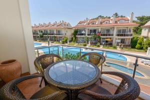 Bazén v ubytování SUNSET BEACH CLUB LEBRENTALS nebo v jeho okolí
