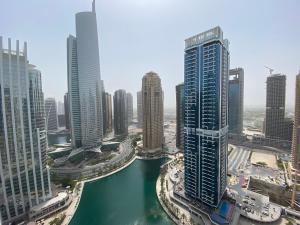 uma vista para uma cidade com um rio e edifícios em One bedroom apartment with pool & gym near Marina em Dubai