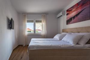 łóżko w sypialni z dużym oknem w obiekcie Royal place w Nin +26 zdjęć