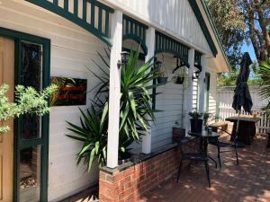 a patio with a table and chairs on a house at Boxhill 短租房 in Box Hill