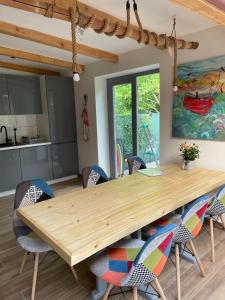 レバルにあるFerienhaus 1の木製テーブル付きのキッチン(椅子付)