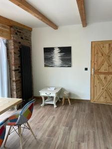 レバルにあるFerienhaus 1のリビングルーム(テーブル付)