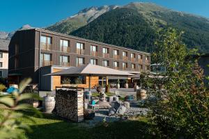 un bâtiment avec une table et des chaises devant lui dans l'établissement Bever Lodge, à Bever