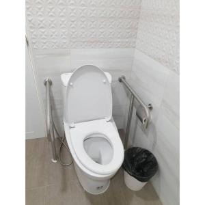 La salle de bains est pourvue de toilettes blanches et d'une poubelle. dans l'établissement Cha-am Beach Vacation Home, à Cha Am