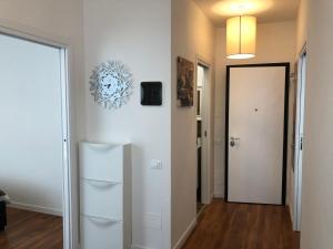 een hal met een witte koelkast en een deur bij Your best apartment in Abano Terme in Abano Terme