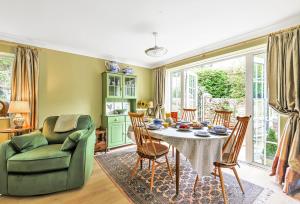 un soggiorno con tavolo e sedia verde di Hope Cottage a Bridport