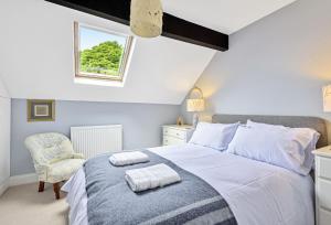 una camera da letto con un letto e due asciugamani di Hope Cottage a Bridport