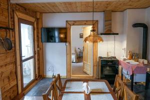 une salle à manger avec une table et une cuisine dans l'établissement Karolówka Nad Osławą, à Czaszyn