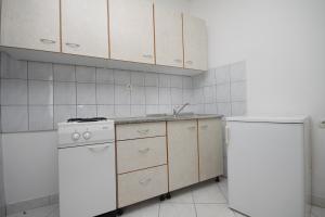 Kuchyň nebo kuchyňský kout v ubytování Apartments and rooms with parking space Metajna, Pag - 4120