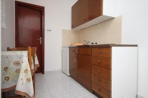 Kuchyň nebo kuchyňský kout v ubytování Apartments and rooms with parking space Metajna, Pag - 4120