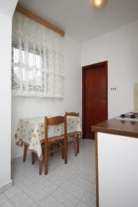 Kuchyň nebo kuchyňský kout v ubytování Apartments and rooms with parking space Metajna, Pag - 4120
