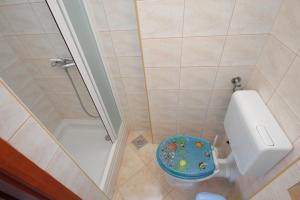 Kúpeľňa v ubytovaní Apartment Njivice 5458b