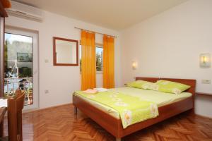 Postel nebo postele na pokoji v ubytování Apartments by the sea Drvenik Donja vala, Makarska - 6658