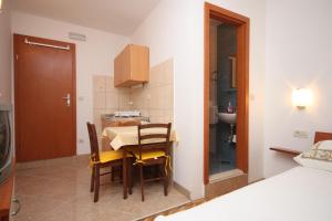 Postel nebo postele na pokoji v ubytování Apartments by the sea Drvenik Donja vala, Makarska - 6658