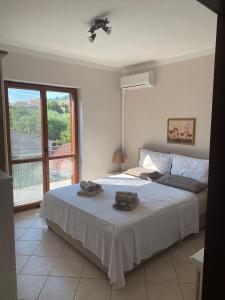 a bedroom with a bed with two towels on it at Strandhaus Roko in Preko