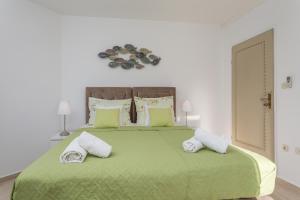 um quarto com uma cama verde e 2 toalhas em Double Room Hvar 8785a em Hvar