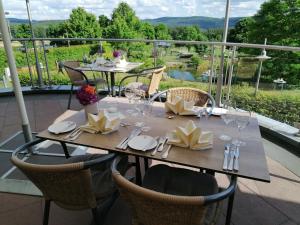 stół z kieliszkami do wina i serwetkami na balkonie w obiekcie Landhotel Heimathenhof w mieście Heimbuchenthal