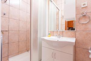y baño con lavabo y ducha con espejo. en Studio Makarska 11063c, en Makarska