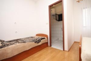 sypialnia z łóżkiem, prysznicem i lustrem w obiekcie Triple Room Metajna 4120e w mieście Metajna