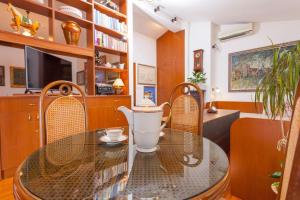 comedor con mesa de cristal y sillas de mimbre en Apartments and rooms with WiFi Makarska - 11063, en Makarska