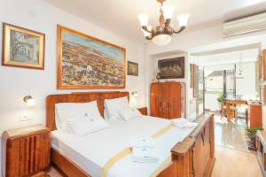 Ένα ή περισσότερα κρεβάτια σε δωμάτιο στο Apartments and rooms with WiFi Makarska - 11063 +35 φωτογραφίες