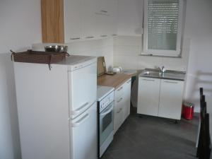Kuchyňa alebo kuchynka v ubytovaní Apartments with a parking space Maslenica, Novigrad - 6573 + 20 fotografií