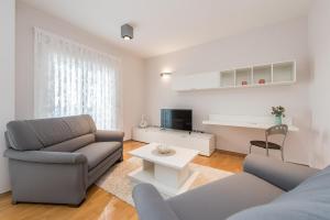 Μια τηλεόραση ή/και κέντρο ψυχαγωγίας στο Family-friendly apartments with swimming pool Novalja, Pag - 14275