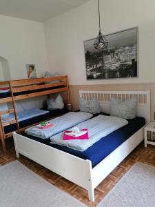1 Schlafzimmer mit 2 Betten und einem Spiegel in der Unterkunft Rüstzeitenheim Sonnenschein in Saalburg