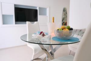 un tavolo di vetro con un cesto di frutta sopra di Infinity Suite a Peschici