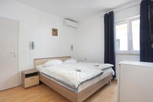 Postel nebo postele na pokoji v ubytování Apartment Tucepi 2676a