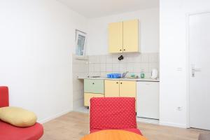 Kuchyň nebo kuchyňský kout v ubytování Apartment Tucepi 2676a