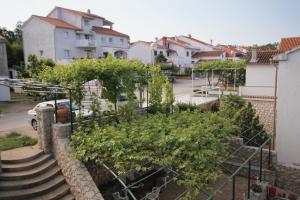 einen Garten mit Pflanzen und Treppen in der Unterkunft Apartments and rooms with parking space Njivice, Krk - 5458 in Njivice