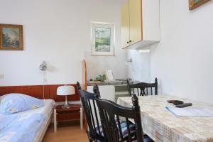 Postel nebo postele na pokoji v ubytování Apartments with a parking space Tucepi, Makarska - 2676