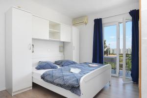 En eller flere senger på et rom på Apartments with a parking space Tucepi, Makarska - 2676