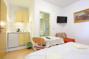 Kjøkken eller kjøkkenkrok på Apartments with a parking space Tucepi, Makarska - 2676