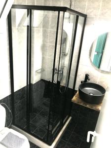 łazienka z przeszkloną kabiną prysznicową i umywalką w obiekcie Sunset Premium Studio 2 w mieście Agios Nikitas +22 zdjęcia