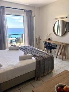 sypialnia z łóżkiem i widokiem na ocean w obiekcie Sunset Premium Studio 2 w mieście Agios Nikitas