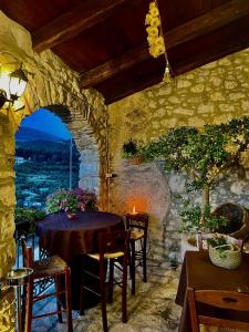 comedor con mesa y sillas en un edificio de piedra en Hotel Villa Torre Antica, en Atena Lucana