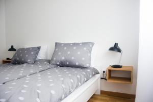 een slaapkamer met een bed met polka dot kussens bij Apartman 21 in Vranješ
