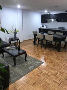 sala de estar con mesa y sillas y cocina en Suite G Mancera en Ciudad de México