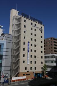 um edifício alto com uma placa na lateral em Hotel Excellence Kyoto Ekimae em Quioto