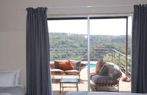 Balmoral的住宿－Mountain dew，客厅享有阳台和庭院的景色