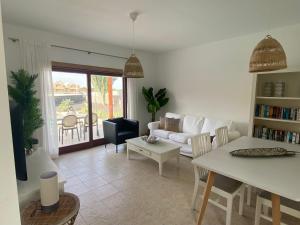 un soggiorno con divano bianco e tavolo di Villalia Capri a Playa Blanca