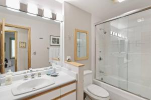 Ένα μπάνιο στο Seasons Four #172 Two bedroom plus loft