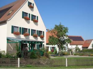 een wit huis met bloembakken op de ramen bij Top Ferienhaus - Nähe Nürnberg - WLAN Free in Neuendettelsau