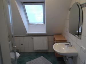 a bathroom with a sink and a window at Top Ferienhaus - Nähe Nürnberg - Schnelles Wlan in Neuendettelsau